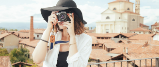 femme qui prend une photo en vacances